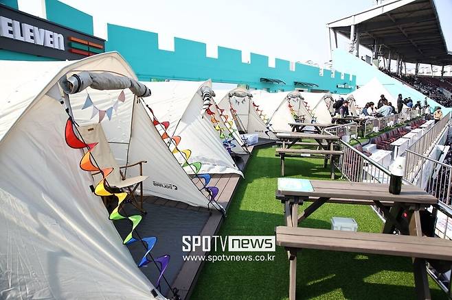 ▲ kt가 홈구장 수원케이티위즈파크 1루 외야쪽으로 마련한 키즈랜드 캠핑존. ⓒkt 위즈
