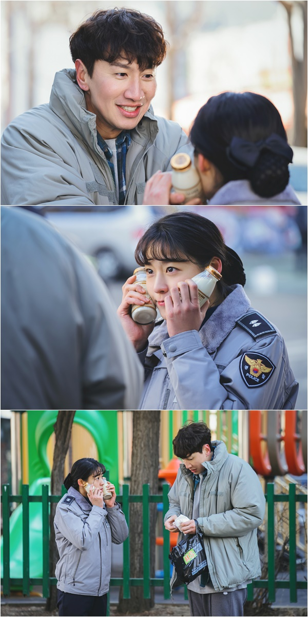 TVNs new Wednesday Evening Drama The Killers Shopping List (directed by Lee Eon-hee/playplayplayed by Han Ji-wan/planning studio Dragon/production Beyond Jay), which will be broadcast on the 27th following Killhill, will be released on the 7th, with 20-year-old couple Lee Kwang-soo (played by Ahn Dae-sung) and Kim Seolhy It reveals the SteelSeries, which contains the dating scene of the un (played by Doahi), and catches the eye.Lee Kwang-soo played the role of An Dae-sung, an informal super brain that protects Mart, and Kim Seolhyun played the role of Doa Hee, a 20-year-old Daesung wish to protect the neighborhood.When the Murder case of questioning occurs in the neighborhood, the two of them will perform Murder and She Wrote as the only clue Mart receipt of the criminal, raising expectations by foreshadowing the extraordinary Chamba (vibe from the chan).Meanwhile, the SteelSeries, which was unveiled, contains Lee Kwang-soo and Kim Seolhyuns Alconda bean honey falling dating scene.Lee Kwang-soo is passionately out of the morning for his police officer Kim Seolhyun, who is working in the morning, and is giving a bottled drink with a warm smile to see if Kim Seolhyun is cold.In the meantime, Kim Seolhyun puts his bottled drink with his boyfriends love on both cheeks and melts his frozen face with cold, but the expression of Lee Kwang-soo is lovely.Lee Kwang-soo and Kim Seolhyun, who make the morning cold cold retreat, show off their special affection for each other as if they are looking into the water for ten roads.Indeed, Lee Kwang-soo and Kim Seolhyuns Kemi are curious about what kind of power they will add to Susa in the future of the question Murder case.Furthermore, the couples performance of two people who are 24 hours a day short to use both love and neighborhood raises expectations.The Killer s Shopping List production team said, Lee Kwang-soo and Kim Seolhyun are proud of their fantastic Kemi and breathing inside and outside the camera.I do not stop laughing at the shooting scene, and the energy will be on the screen, so please expect two couples, Kemi. On the other hand, tvNs new Wednesday evening drama The Killers Shopping List is a super (market) comic susa drama where Mart president, casher, and district police officer give a clue to receipts and Murder and She Wrote.The first broadcast at 10:30 pm on the 27th.