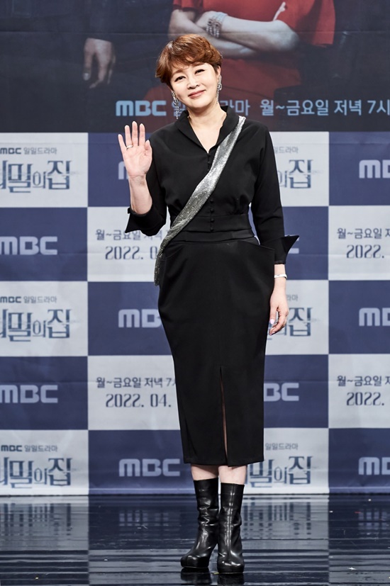 Secret House Lee Seung-yeon will show off his villain instincts properly.On the 7th, MBCs new daily drama Secret House online production presentation was held.Actors Seo Ha-joon, Lee Young-eun, Lee Seung-yeon and Lee Min-soo PD attended the production presentation.Secret House is a meticulous revenge that a soil spoon lawyer who chases the trail of a missing mother walks into the secret surrounding her to fight the world.Lee Seung-yeon plays Ham Sook-jin, the axis of evil who can do anything for his son.Lee Seung-yeon said, I had a morning drama with Lee Min-soo 12 years ago scarlet letter about why I chose Secret House.I knew that I was a good manager and I was too attracted to the female character Ham Seok-jin.Evil is evil, but it was a character who thought that evil was created and where to go and where to go. I thought that I could make a wonderful story by joining the actors such as Seo Ha-joon, Lee Young-eun, Byeol Kang, and Jung Hyun actor.I thought I wanted to work harder, he added.Lee Seung-yeon was confident that he would show the essence of a very bad and crooked motherhood.In the highlight video, Lee Seung-yeon, who slaps the main characters, was shown.Lee Seung-yeon laughed, saying, It is the first time I have hit so many slaps since the beginning.Lee Seung-yeon said, It is like a drama, but there is a great teamwork and the contents are difficult, but the sum is so good that comic drama is possible.I am shooting well and enjoying it while I am struggling in the midst of hardship. As for the charm of Secret House, Being a childs mother is said to be a feeling of opening a new world for a woman.In Secret House, there are many contradictory phenomena such as the person who took the mothers figure taking away another mother.There are numerous explosions of emotion inside the Secret House. I watched the script and watched it while what.I hope that it will be more fun to convey to viewers. Asked if he had any reference to preparing for the role of Billen, he said, I thought the role of Billen was not bad, but I tried to show various emotions by playing it, not typical things.I hope you will take a good look at it, he replied.Lee Seung-yeon said: Byeol Kang, Kim Jin-heen actor comes out as son and daughter; emotions came up and slapped her daughter, and the staff laughed.When I asked why, the earrings flew away. I think it is a scene where the emotions of the Byeol Kang actor were the highest. Furthermore, Lee Seung-yeon asked the secret of beauty maintenance, I have abandoned the habit of attracting concern.I do not think it is possible to slow down the aging that is coming soon, although it is not beautiful since the motto to live hard today is created, even if what will happen tomorrow. Secret House will be broadcast for the first time at 7 pm on November 11.Photo: MBC