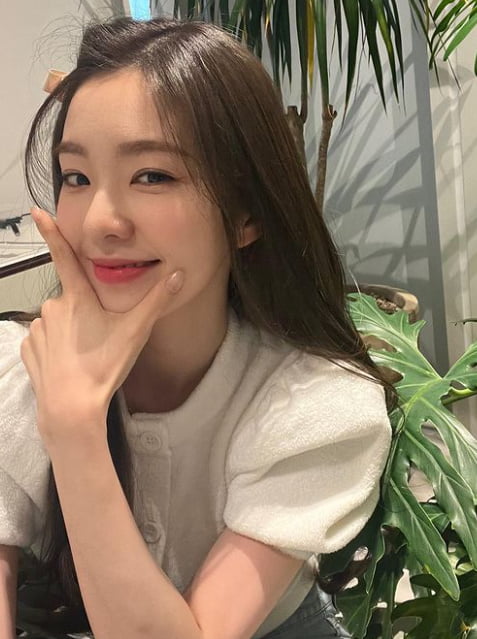 Red Velvet member Irene showed off her girl group one-top beautiful looks.Irene posted two photos on her Instagram page on Saturday.Irene in the photo is wearing a white short-sleeved knit and taking a fresh pose.In particular, Irene was impressed with beautiful looks that seemed so young that he was 32 years old.Red Velvet, to which Irene belongs, released the new Mini album The ReVe Festival 2022 - Feel My Rhythm (The Reve Festival 2022 - Phil My Rhythm) on the 21st of last month.
