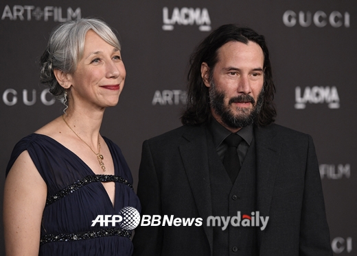 Hollywood star Keanu Reeves, 57, who has lived as a lifelong single, is reportedly proposing to his girlfriend Sigourney Weaver Grant, 49, who he has dated for nearly four years.Kianu Reeves is sure shes the one, Life and Style said on the 6th (local time), and hell propose soon.Kianu is not hiding the fact that he will propose to Sigourney Weaver.His friends know how happy he was, and he talked to Sigourney Weaver about making him his wife.Keanu was recently spotted shopping for rings in West Hollywood.Keanu Reeves was spotted picking rings at a jewelry brand Irene Newworth store in Los Angeles, USA, late last month.However, it was not confirmed that Keanu Reeves purchased the actual ring at the store on the day.The source said: Kianu and Sigourney Weaver have both had relationships before, but this is by far the easiest thing: they just run well together, and fit perfectly well.They are mature, stable, and know what they want in life. They love each other, and he loves Sigourney Weaver. Visual The Artist Sigourney Weaver and Keanu first met in 2009 and had close friendships and working relationships, but have developed into a couple since 2018.In 2011, Sigourney Weaver illustrated for Keanus first poem, The Song of Happiness.They teamed up in 2017 to establish publisher X The Artist Books.In May 2019, they attended a charity event together at the Los Angeles Museum of Modern Art, but fans at the time did not know they were a couple.The pair held hands at the LACMA Art Film Gala in November 2019 and made their devotion official, gazing fondly at each other.Keanu Reeves resigned as actor Jenifer in 1999 and got a daughter during his relationship, but stillborn.When the separated resignation of Jenifer died in a car accident in 2001, Keanu Reeves attended the funeral and took over the mungu.