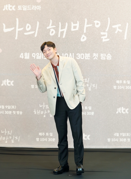 Those who have made numerous life works have united as My Liberation Diary.JTBCs new Saturday Drama My Liberation Diary (played by Hae-yeong Park directed by Kim Seak-yoon) was presented online on the 8th with director Kim Seak-yoon, Lee Min Ki, Kim Ji-won, Son Seokgu and Lee El attending.My Liberation Diary draws an unbearably lovely happy resuscitation of the unbearable three siblings.Life that has reached its limit, and those who are trying to escape from now even with a prescription without measures, give warm laughter and sympathy.Above all, I am looking forward to the reunion of director Kim Seak-yoon and writer Hae-yeong Park.Kim Seak-yoon, who showed the power of directing through the Chosun Detective series and Snow Bush, My Man from Nowhere, and Oh Hae Young, who stole the hearts of viewers properly in 10 years,On this day, director Kim Seak-yoon said, Our work is a story of people who dream of happiness.Usually, the story of the youth until they become adults is called growth drama, but in fact growth seems to have no end until death. So I want to introduce our drama as growth drama of adults.It will be a happy Drama, he said, asking for expectations.The actors who appeared also showed strong confidence in the work. Lee Min Ki said, The reason I chose the work was because I liked the director and the artist.The second was because the story of the script was so good, so I was happy to participate. Kim Ji-won then said, I also thought, how can I meet the directors, the writers, and the actors I share? I was so good and happy during filming.I have been with the director in the movie, and I wondered what kind of person would be in the field of Drama. Son Seokgu also said, The company representative contacted me and said, Kim Seak-yoon is doing a new work. The actors with the director always had the happiest time.Ill have fun shooting. And I saw the script, and it was really the same story.So I was happiest together, Lee El said, I also had the same expectation and satisfaction for the script and the director.I thought it would be fun if the characters closeness to reality was made with the bishop. My Liberation Diary will be broadcast at 10:30 pm on the 9th.