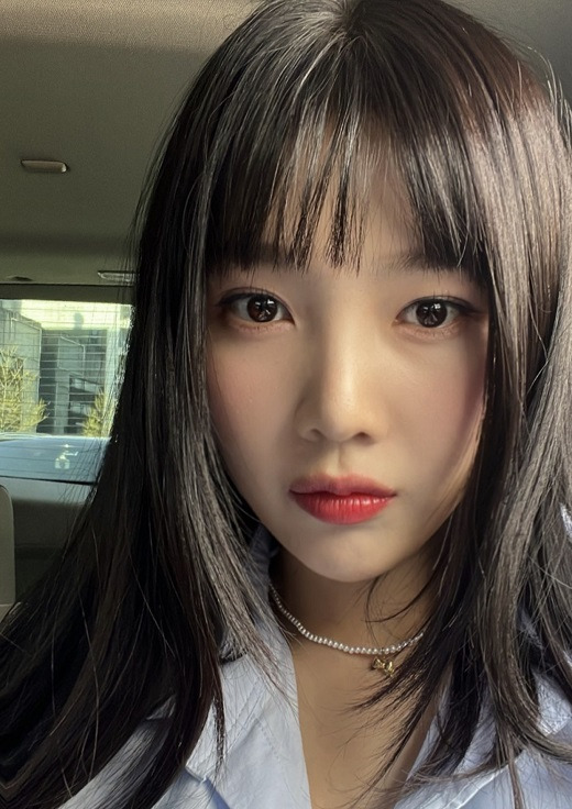 Group Red Velvet member and Actor Joy (real name Park Soo-young and 26) unveiled a new hairstyle.Joy posted several photos in succession on his Instagram story on Saturday.In the photo, Joy sat in the car seat and stared straight ahead, his bangs cut short as if they were touching his eyebrows, adding cute, fresh charm.The atmosphere that was quite different from the previous one attracted attention.Meanwhile, Joy has been in public relationship with singer-songwriter Crush (real name Shin Hyo-seop and 30) since August last year.