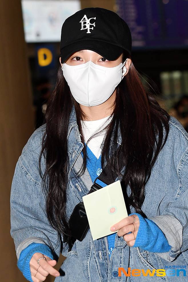 Apink member Jung Eun-ji arrives from the Cannes International Series Festival (CANNESERIES) schedule in 2022 at France through the first passenger terminal at the Incheon International Airport in Unseo-dong, Jung-gu, Incheon, on the afternoon of April 8.