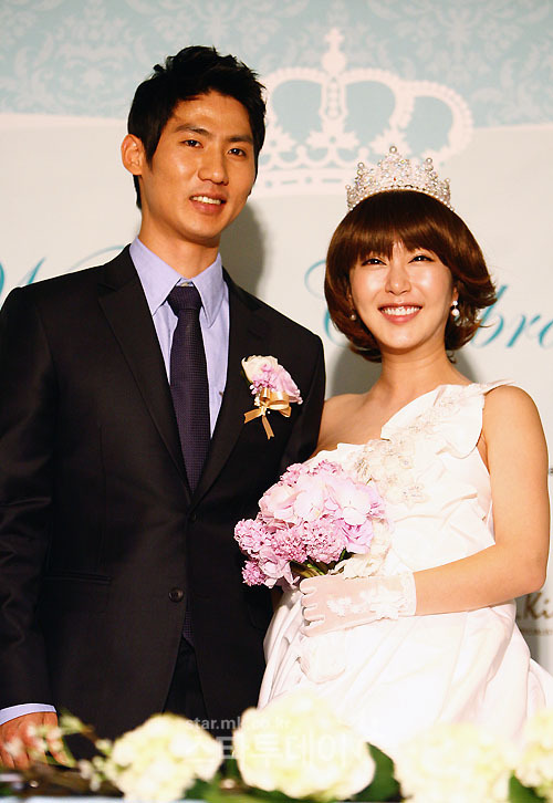 The divorce rumors of singer Shu (real name Yo Su-yeong) and Im Hyo-Sung couple from the group S.E.S. have been raised.The Sunday newspaper reported that Shu and Im Hyo-Sung had already lived separate lives for years and had many acquaintances who knew that they had already lived in a diverce.Ive been separated for years and Ive heard that I recently had a divorce, a friend of Shus entertainment industry told the media. I know that the three brothers and sisters are raising Suga, he said.According to reports, a sports acquaintance of Im Hyo-Sung said, Im Hyo-Sung was very sad and difficult when there was a controversy over the gambling of Shu. Im Hyo-Sung was also struggling with their couple,I know that I have lived separately and have also lived in a duty. Shu is married to former basketball player Im Hyo-Sung in April 2010, and has one male and two female.They also appeared on SBS Oh My Baby in 2015 to reveal their familys daily life.After the Shu incident, the couples disagreements were raised, but Im Hyo-Sung said, It is not true, and expressed his commitment to lead the family to the right path with the best of his husband.Shu will be available from August 2016 to 2018He was indicted on charges of habitually gambling about 790 million won in Macau until May, and was sentenced to two years probation and 80 hours of community service in June.He was cleared of fraud and domestic gaming charges.Since then, he has been accused in May 2019 because he could not repay the loan of 340 million won borrowed from the gambling debt.The lawsuit was settled in November 2020 and concluded with an agreement.In January, Shu released his own apology after four years of gambling scandal through his Instagram.He appeared on TV Chosun Star Documentary My Way, which will be broadcast on the 10th, and predicted his return to broadcasting.