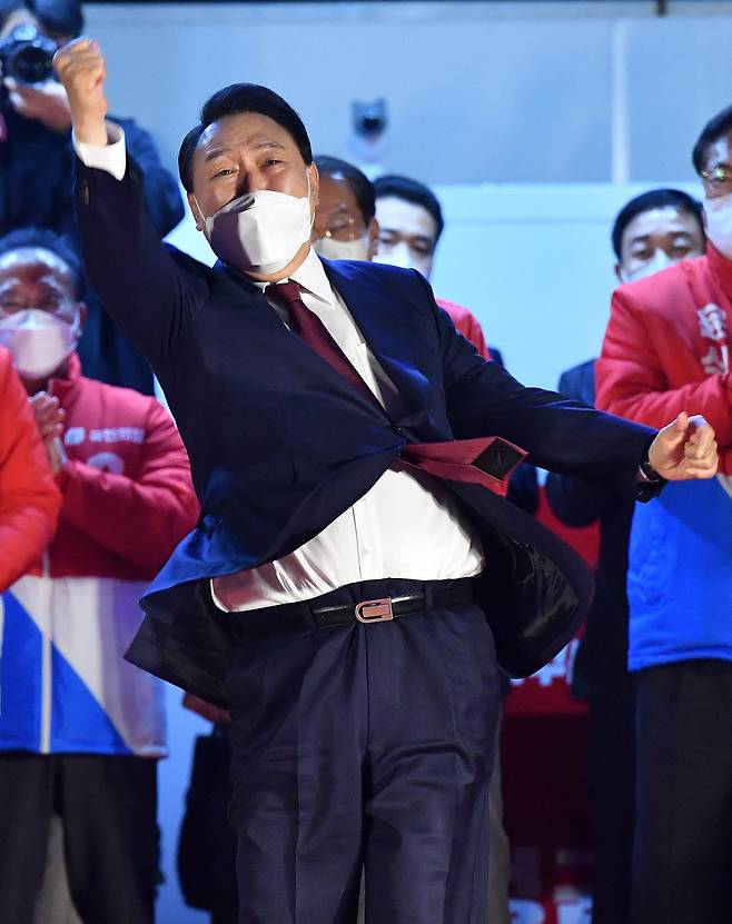 제20대 대통령선거에서 당선이 확정된 국민의힘 윤석열 대선 후보가 지난달 10일 서울 여의도 당사 앞에서 지지자들에게 인사하고 있다. /2022.03.10 이덕훈 기자