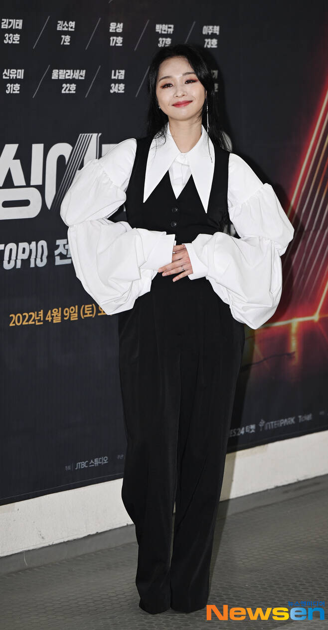 The Sing Again 2 TOP10 concert was held at the Sajik Indoor Gymnasium in Busan on the afternoon of April 9Before the concert, Shinyoume responded to the photo wall pose.