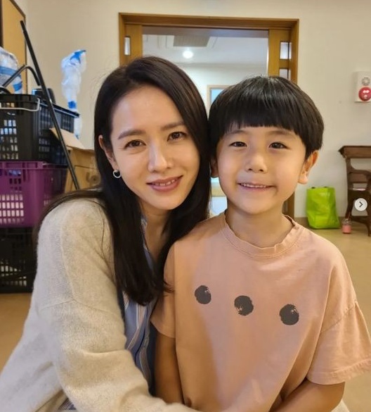 #Kim Jun-hoKim Ji-min Pink TracesNews of the recent couple between Comedian senior Kim Jun-ho and Kim Ji-min hit online.Since then, two people of the age of nine have been found in the past, love traces, and Lee Kyung-gyus daughter and actor Lee Ye-rim and the photo taken at the wedding of soccer player Kim Young-chan were also seen among netizens.On December 11 last year, singer Shinji posted a picture on his personal SNS with an article entitled I congratulate you on your daughters marriage. Junho brother and Ji Min were less lonely alone.Kim Jun-ho and Kim Ji-min, who are in the public photos, are drawing hand hearts.It is not known exactly whether the two were couple or thumb relations at the time, but the pink atmosphere seems to have been certain.Recently, Kim Jun-ho and Kim Ji-mins agency JDB Entertainment said, Kim Jun-ho and Kim Ji-min are continuing a serious meeting. Whenever Kim Jun-ho has a hard time, Kim Ji-mins comfort has become a great force. I have revealed nounce.In particular, Kim Jun-hos brother said that the two had never talked about marriage, but Kim Jun-hos brother cheered on the relationship between the two, so there is interest in marriage.Since then, Kim Jun-ho has been shown playing golf rounds with his close friend Seven, which has attracted attention because of his bright current situation, which he acknowledged his devotion to Kim Ji-min.# Ko So-young, Son Ye-jinHyun Bin After the wedding ceremony, Jeju trip I will try my work!Actor Ko So-young has been present at Jeju Island after attending the wedding of Hyun Bin and Son Ye-jin.Ko So-young has released a message called Jeju Island on the 4th and has been enjoying the trip to Jeju Island leisurely.While the age of 50 is unbelievable, beauty is admiring.Ko So-young responded to a netizens comment, Im so pretty, please do some work, I want to see it in the drama, saying, Yes! Ill try.Meanwhile, Ko So-youngs husband, actor Jang Dong-gun, gave a speech at the wedding of Hyun Bin and Son Ye-jin on March 31.#Baek Ji-young, special current events poured out in celebrationSinger Baek Ji-young recently surprised fans by telling them the news to celebrate.Baek Ji-young is in the photo on the 5th, and his appearance is staring somewhere with a luxurious figure like a hotel wife.There is an elegant yet antique atmosphere.Baek Ji-young also said, Mr. President, who is friendly to sensory interiors ~ # audience room ocean view and #Baek Ji-young room!!!It was an event that gave a sense of belonging to a house  It is a lot of government! Thank you for the late chairman of the hotel hotel in every city on the national tour!It was news that a Baek Ji-young room was created in a hotel. So my best friend, Gag Woman Song Eun, said, This is better than hotel membership!, And Baek Ji-young wrote a big comment saying, You are the president who knows people. #Jin Xuan, welcome to the 6-monthsActor Jin Xuans recent status was revealed through online SNS in about six months, which made fans look good.Recently, a paparazzi photo of actor Jin Xuan was released through the online community. In the public photo, Jin Xuan is moving somewhere in a fresh casual dress.He was also seen greeting fans with his unique good eyes toward the camera.His news, which had been reported for a long time, was enough to gather topics.The next film of Jin Xuan is a sad tropical film directed by Park Hoon-jung, and Jin Xuan is expected to show a completely different new appearance as an actor.# Hyun Bin Son Ye-jin, adopted son and hoon ..What about Son Ye-jins adopted son?Park Jae-joon, a child actor who appeared in JTBC Thirty, Nine recently posted an article and a photo entitled I was sad today...Impression drama, and Mizo adopted Hoon Lee.In the photo, Son Ye-jin of Thirty, Nine, who finished, poses affectionately with Park Jae-joon.Son Ye-jin, who plays Cha Mi-jo in the play, showed up adopting Choi Hoon (Park Jae-joon) ahead of his marriage to Jin Xuanu (Yoon Woo-jin).Son Ye-jin showed a warm atmosphere with a child actor who played an adopted son in the play and a mother and son.Park said, I congratulate you on your marriage. He congratulated the marriage of Hyun Bin and Son Ye-jin.# West White, the hottest person these daysSeo Haiyan, a crew member and a singer and actor Im Chang-jung wife, is one of the hottest people these days.So did the recent release of West White on July 7, so it caught the attention of netizens at once.In the open photo, Seo Hee-yan enjoys a leisurely daily life, and looks at the ocean view where his heart is open even if he looks at it.The West White Sea was a recent picture of Jeju Island traveling.West Hayan was 31 years old, born in 1991, and married singer Im Chang-jung in 2017 after overcoming her 18-year-old age gap.Recently, Im Chang-jung and Seo Haiyan couple have been collecting topics by revealing their daily life with Oh Hyung-jae through SBS Sangmong 2 - You are My Destiny.Especially in recent broadcasts, Im Chang-jung sold copyright, and the companys sales were negative.SNS