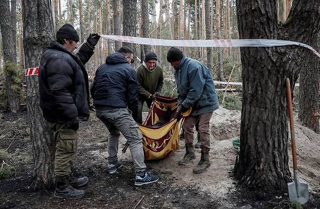 키이우 인근 모티진(Motyzhyn) 숲에 암매장된 시신의 발굴, 로이터 4월4일-연합.
