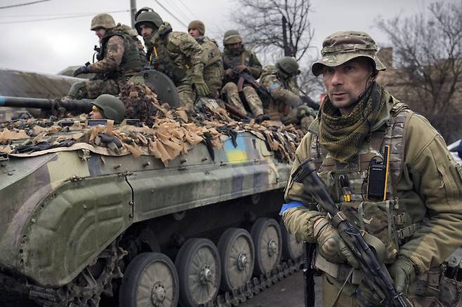 우크라이나 군인들이 수도 키이우 외곽에서 순찰을 하고 있다. AP연합뉴스