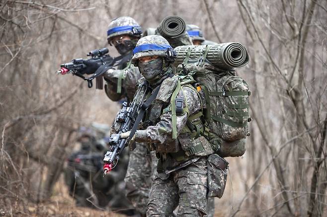한국 육군 장병들이 과학화훈련에 참여해 주변을 경계하면서 이동하고 있다. 육군 제공