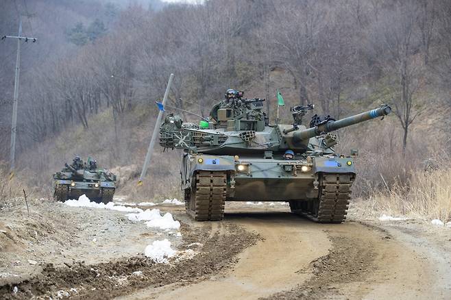 한국 육군 K1E1 전차들이 경계를 하면서 도로를 이동하고 있다. 육군 제공