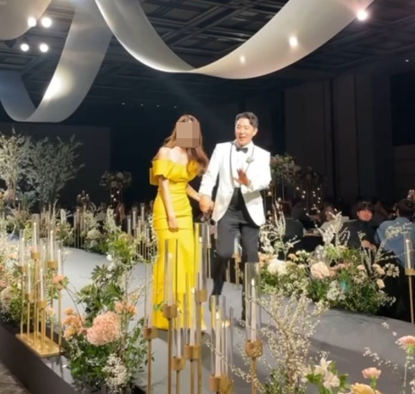 Singer Roh Ji-hoon released photos and videos of Booms Wedding ceremony on his 9th day of his Instagram story, saying, I congratulate you so much and I will sing you well.The photos and videos show Boom in a black tuxedo and a bride in a pure white dress.In another video Boom is marching through Virgin Road, changing into a white tuxedo and holding hands with a bride in a yellow mermaid dress.Boom posted a Wedding ceremony with his seven-year-old lover in Seoul on the same day. Wedding ceremony was held privately in consideration of a non-entertainer bride.The society was played by actor Lee Dong-wook, and the weekly ceremony was called by Lee Kyung-gyu, the celebration was called by Lim Young-woong, K-Will and Lee Chan One.Boom made his debut in 1997 as a group key; he later turned to MC after a group of Idols, including Nuclair and Leca.Currently, he is working as an MC on amazing Saturday, Save me Holmes and I am glad I do not fight.Photo Roh Ji-hoonSNS