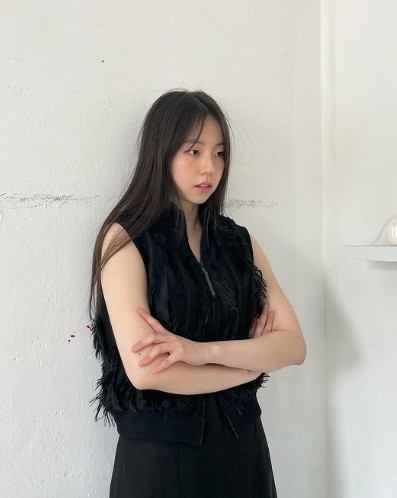 Actor Sohee showed off her chic with a black look.Sohee posted several photos on her instagram on the 9th.The photo shows Sohee posing with a black sleeveless best, wide pants and sand.Sohee captivates the eye with sophisticated visuals and hip yet chic charm.Sohee, meanwhile, met with fans in the JTBC drama Thirty, Nine, which recently ended, playing the role of Kim Hope.Thirty, nine is a real human romance drama that deals with the friendship, love, and deep stories of three friends who are about forty.