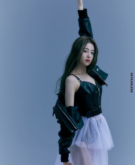 LE SSERAFIM (LE SSERAFIM), the first girl group of Hive, released all six members after heo Yun-jin.LE SSERAFIM posted photos and videos of heo Yun-jin on the official SNS and Hive Labels YouTube channel at 0:00 on the 9th.In the photo, heo Yun-jin showed various styling using hair band and boasted a fascination visual.A photogenic pose with a long limb of heo Yun-jin, 172cm tall, caught the eye.In the video, you can see the free-spirited figure of heo Yun-jin.Heo Yun-jin showed off his charming charm by holding a loudspeaker, screaming coolly and drawing with his painted hands.In the scene of expelling energy while playing the electric guitar enthusiastically, I felt the will of LE SSERAFIM to move forward without fear without being shaken by the gaze of the world.As a result, LE SSERAFIM has released six members from leader Kim Chaewon to Sakura, heo Yun-jin, Kazuha, Kim Garam and Hong Eun Chae.All six people boast outstanding visuals, and expectations for group contents to be shared are growing.Meanwhile, LE SSERAFIM is scheduled to debut in May as the first girl group to launch in cooperation with Hive and Sos Music.Bang Si-hyuk Hive, who produced BTS, was the general producer of the LE SSERAFIM debut album, and Kim Sung-hyun, creative director, planned all the visual contents of the team.With the support of the Hive World Class production corps, attention is focused on the move of LE SSERAFIM, which predicted a different debut for the class.Photo = Sos Music