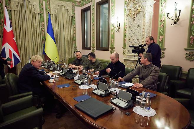 보리스 존슨 영국 총리가 9일 우크라이나 수도 키이우를 전격 방문해 볼로디미르 젤렌스키 우크라이나 대통령과 회담을 하고 있다. EPA=연합뉴스