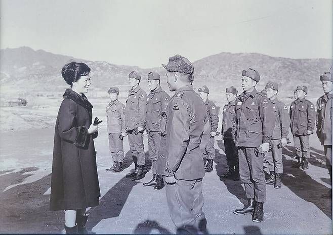 전방의 장병들을 격려하는 육영수.