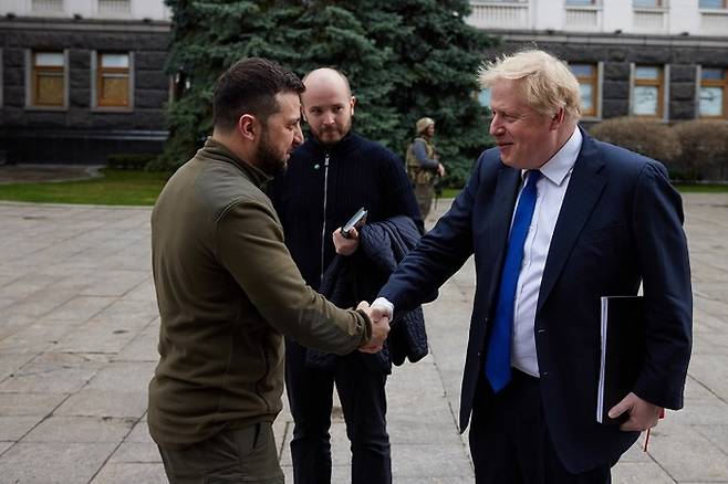 볼로디미르 젤렌스키 우크라이나 대통령(왼쪽)이 9일(현지시간) 수도 키이우(키예프)를 깜짝 방문한 보리스 존슨 영국 총리를 환영하고 있다. 가운데는 통역. 존슨 총리 SNS 캡처