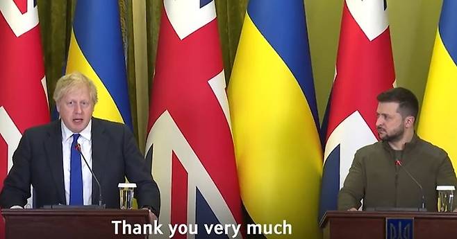 보리스 존슨 영국 총리(왼쪽)가 볼로디미르 젤렌스키 우크라이나 대통령과 공동 기자회견을 하며 ‘우크라이나 국민들이 잘 싸워줘 고맙다’는 취지의 발언을 하는 모습. 존슨 총리 SNS 캡처