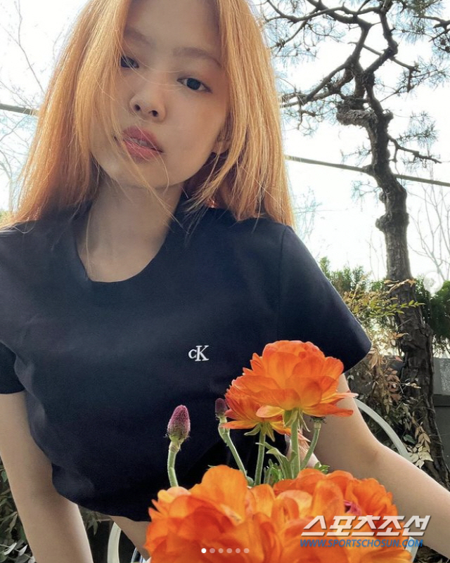 You didnt like the dyeing?Jenny Kim, who has a surprise dye, leaves a meaningful phrase and attracts attention.BLACKPINK Jenny Kim recently posted a photo of herself transforming into an orange-toned hairstyle on her Instagram.In the first photos, there was a t-shirt rolled up on a stone to reveal the waist line, and the phrase posted next to it is meaningful.Dont talk to me or my new hair was posted.It is interpreted in the sense of Do not say, about my new hairstyle, and I do not know if it is simple Settai or something uncomfortable.Meanwhile, Jenny Kim said last month that BLACKPINK is preparing for a full comeback on YouTube Channel.Many fans in this hairstyle photo posted a question about comeback and showed that they are expecting the stage of BLACKPINK complete.
