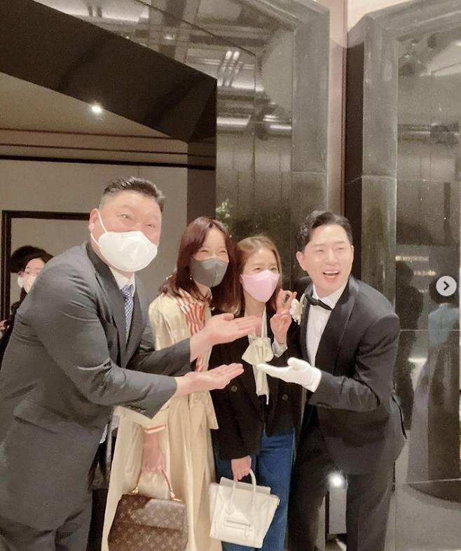 Singer Baek Ji-young celebrated the marriage of Broadcaster Boom (real name Lee Min-ho).Baek Ji-young posted a Boom Wedding ceremony attendance shots on personal SNS on April 11.In the photo, Baek Ji-young celebrates the marriage of Boom, who became a new groom with Kang Ho-dong and Shin Ji.Baek Ji-young said, Last Saturday my brother Boom, or Minhos Wedding ceremony.It was a beautiful bride who responded to the guests with a bright, serious, honest, and sincere groom, a beautiful bride who did not get any honey among many entertainers, and a smile that never lost. It was a wedding ceremony!I hope you live like Lee Kyung-gyus weekly rites ~ ~ ~ ~ I bless you. 