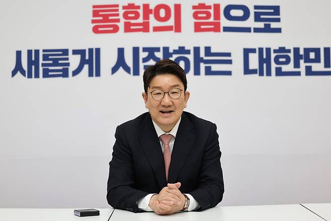 국민의힘 권성동 신임 원내대표가 국회 원내대표실에서 연합뉴스와 인터뷰에서 질문에 답변하고 있다. 연합뉴스
