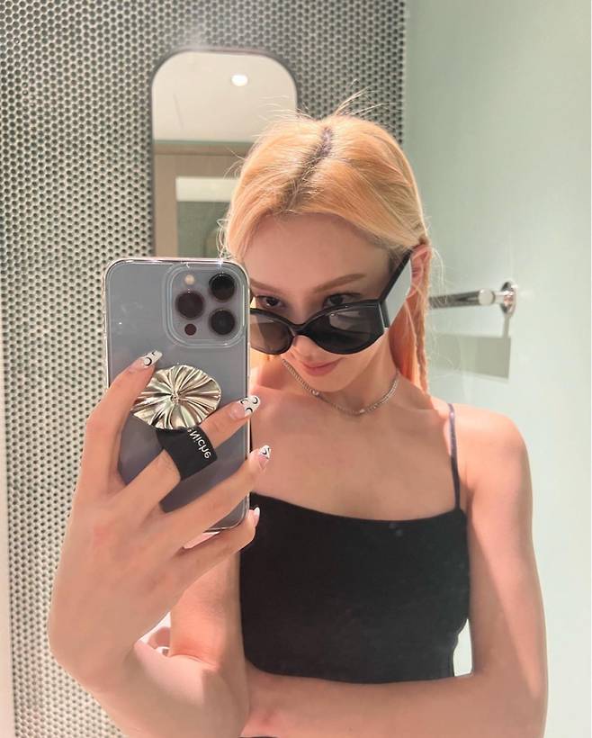 On the afternoon of the 11th, Hyoyeon posted a mirror self-portrait with the phrase Fang Pang Pang Pang on the cool ee in his instagram. In the photo, Hyoyeon matched black sleeveless dress and black Sunglass Hut together.It was a fashionista, and it showed a neat and stylish aspect.In addition, Hyoyeon appealed to femininity with a forearm line and a deep-pinned clavicle line. Fans responded to Hyoyeons self-portrait, which showed various expressions toward the camera.Photo = Hyoyeon Instagram