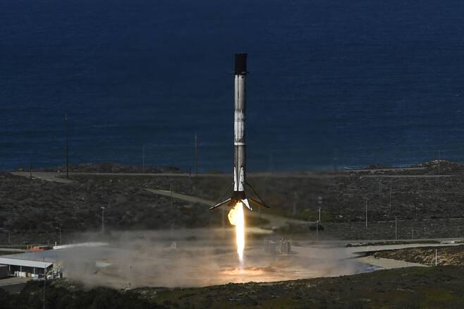 미국의 민간 우주기업 스페이스X의 팰컨9 로켓이 2022년2월 국가정찰국(NRO) 첩보 위성 발사를 마친 가운데 재사용이 가능한 1단계 추진체가 캘리포니아주 롬폭의 밴덴버그 우주군 기지 발사장에 착륙하고 있다. /연합뉴스