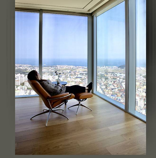 블랙 숙소인 '그랜드하얏트제주'에서 촬영중인 김정혜 에디터. 그는 그랜드조선호텔 제주, 타이드어웨이 부산, 제주 하도기록 등을 추천숙소로 꼽았다. /여기어때 제공