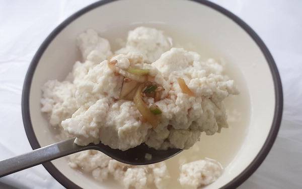 양념장을 올린 강릉의 ‘초당순두부’. 초당(草堂)은 조선시대 삼척부사를 지낸 허엽의 호에서 따왔다.