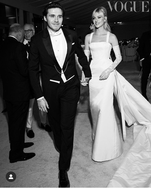 World soccer star David Beckham Beckham Beckhams eldest son Brooklyn Beckham, 23, and model and actor Nicola Peltz, 27, were married for the century.They rang a wedding march at their mansion in Palm Beach, Florida, United States of America, on the 9th (local time).The mansion was known as the possession of the bride father, billionaire Nelson Feltz.The wedding was attended by more than 600 people including famous chef Gordon Ramsey, tennis star Selena Williams, Hollywood actor Eva Longoria, film director Michael Bay and model Gisele Bundchen.Brooklyn Beckham wore a tuxedo for the luxury brand Dior and Nicola Feltz a wedding dress made by Valentino.According to the entertainment media People, the wedding was a traditional Jewish ceremony for the Peltz and was attended by the rabbi.Singer Mark Anthony performed four songs; David Beckham Blaine gave the magic tricks for guests during the cocktail break.Entertainment media TMZ reported that Bill Clintons former chef, famous chef Terry Isabert, prepared food at a luxurious event.David Beckham Beckham heard the wedding toast while discussing Brooklyns birth, their family life, and how wonderful a mother Queen Victoria Beckham is.Brooklyn Beckham is the eldest son of Queen Victoria Beckham, from David Beckham Beckham and the British group Spice Girls.Nicola Peltz made her debut in 2006 with the film The Most Gingling Christmas of My Life in the film Transformers: The Lost Age and the drama Bates Motel series.He is the youngest daughter of Trian Fund Management Chairman Nelson Peltz; according to United States of America Media Forbes, Nelson Peltzs fortune is known as around 2 trillion won.The couple planned to marry before 2022, but delayed the wedding due to the Corona 19 pandemic.Peltz tattooed Beckhams last name in handwriting ink on her back, and she highlighted it in a photo she posted on Instagram.Brooklyn Beckham has had several tattoos in honor of the actress, including one with the late grandmothers name on it.