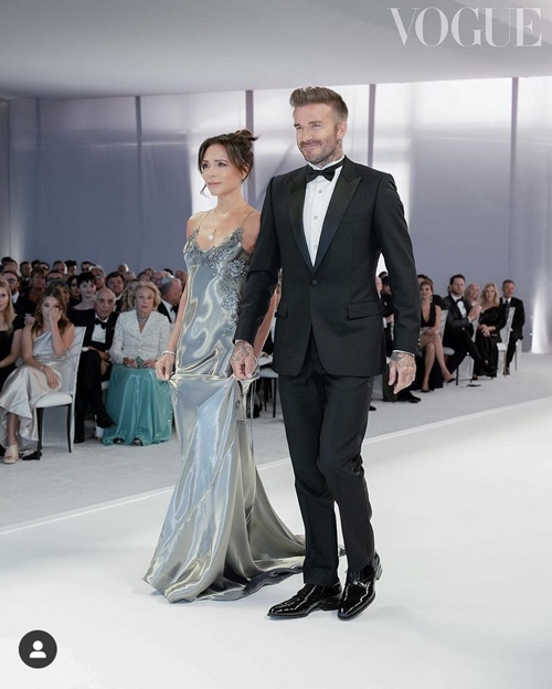 David Beckham Beckham, 46, and Queen Victoria Beckham, 47, showed off their profound charm at their sons wedding.Queen Victoria Beckham posted two photos on Instagram Wednesday of her entering the wedding ceremony with her husband David Beckham Beckham.The couple in the photo celebrated their sons marriage with a bright smile.Queen Victoria Beckham wrote, Congratulations on your marriage, proud mother Father.David Beckham Beckhams eldest son, Brooklyn Beckham, 23, and model and actor Nicola Peltz, 27, rang the wedding march at a mansion in Palm Beach, Florida, United States of America, on the 9th (local time).The mansion was known as the possession of the bride father, billionaire Nelson Feltz.The wedding was attended by more than 600 people including famous chef Gordon Ramsey, tennis star Selena Williams, Hollywood actor Eva Longoria, film director Michael Bay and model Gisele Bundchen.According to the entertainment media People, the wedding was a traditional Jewish ceremony for the Peltz and was attended by the rabbi.Singer Mark Anthony performed four songs; David Beckham Blaine gave the magic tricks for guests during the cocktail break.Entertainment media TMZ reported that Bill Clintons former chef, famous chef Terry Isabert, prepared food at a luxurious event.David Beckham Beckham heard the wedding toast while discussing Brooklyns birth, their family life, and how wonderful a mother Queen Victoria Beckham is.Nicola Peltz is the youngest daughter of Trian Fund Management Chairman Nelson Peltz; according to United States of America media Forbes, Nelson Peltzs fortune is known as about 2 trillion won.The pair announced their engagement in July of the same year after admitting their devotion in January 2020, when Brooklyn Beckham, via her social media, said: I proposed to my soulmate two weeks ago.I was happy to say, I am the luckiest man in the world. Nicola Feltz said on her SNS last month, Happy birthday.I love you more every day, I want to get married quickly, he posted.The couple planned to marry before 2022, but delayed the wedding due to the Corona 19 pandemic.Peltz tattooed Beckhams last name in handwriting ink on her back, and she highlighted it in a photo she posted on Instagram.Brooklyn Beckham has had several tattoos in honor of the actress, including one with the late grandmothers name on it.
