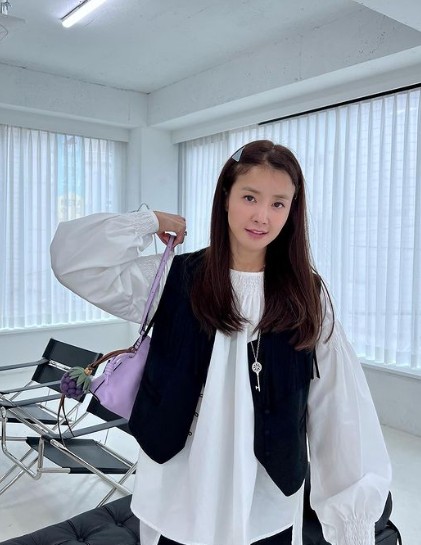 Actor Lee Si-young has shared her beautys recent situation.On Wednesday, Lee Si-young posted several photos on his instagram.Lee Si-young showed off her gorgeous beauty in a white blouse and best: beauty caught the eye during Lee Si-young, who was smiling softly as she stared at the camera.Meanwhile, Lee Si-young married a restaurant businessman in 2017 and has a son in his element; he is appearing in the recently released Disney+ original series Grid.