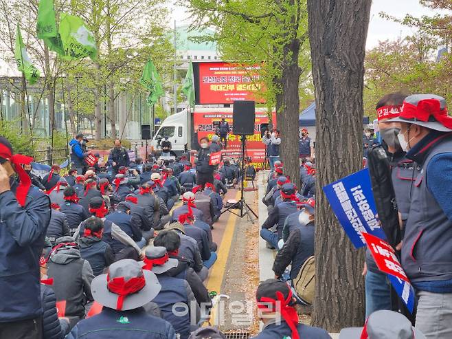 13일 오후 1시 민주노총 전국건설노조가 서울 여의도 국민은행 앞에서 ‘전국 동시다발 확대간부 결의대회’를 열고 있다.(사진=조민정 기자)