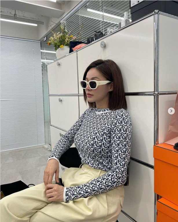 Singer and musical Actor Ivy has revealed his current situation.On the 13th, Ivy posted several photos on SNS with sunglasses-shaped emoticons.In the photo, Ivy is attracted to the appearance of Seo Taiji in the past.This post posted a comment saying What are you doing? Lee Jong Hyuk laughed with a sense of Do you come out of the snow these days?Netizens responded that Seo Taiji is coming back, a little difficult, and I am digesting such costumes.Meanwhile, Ivy is currently appearing in the musical Jekyll and Hyde at Charlotte Theater.