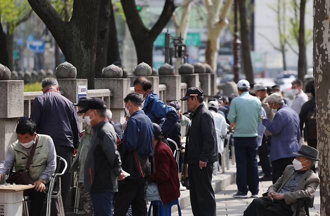 질병관리청이 코로나 백신 4차 접종 대상을 60세 이상 연령층 전체로 확대하는 방안을 13일 발표했다. 사진은 지난 12일 서울 종로구 탑골공원 앞. /연합뉴스
