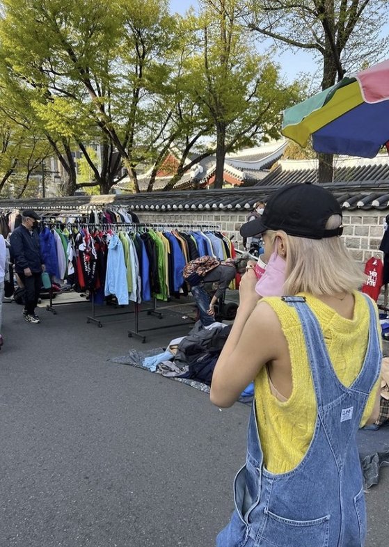 Group BLACKPINK member Lisa has appeared in the Dongmyo.Lisa posted several photos on her Instagram account on Thursday, along with a black heart emoji.In the photo, Lisa is wearing a yellow sleeveless T-shirt and flowering outings. The background of Lisas photo is presumed to be a fairy tale.Dongmyo is famous for its cheap place to buy various relief clothing.In the past, BLACKPINKs senior group, Big Bangs G-Dragon, visited MBCs entertainment program Infinite Challenge and emerged as a hot place.Lisa has been communicating with fans recently, posting photos from various venues on Instagram.