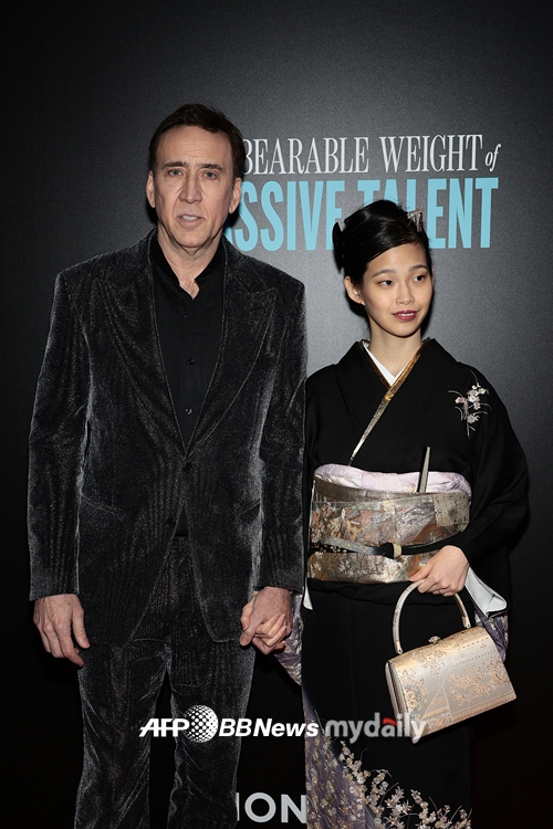 Hollywood star Nicholas of Flüe Keiji, 58, has been in the spotlight since her 30-year-old wife Shivata Rico, 28, and her third childs pregnancy.He attended the new film The Unbearable Weight of Massive Talent in New York on the 10th (local time) with his wife in a kimono.Keiji wore a sparkling black suit while Shivata paired her elegant gold wallet with sandals, along with a black and purple floral kimono.In January, entertainment media People confirmed the couple were expecting their first child, with one official saying at the time: Preliminary parents are in high spirits.Keiji already has sons Karl Elle, 16, and Weston, 31, whose first son is three years older than his wife.If I have a son, Ill name Akira Francesco and a girl Lennon Auggi, he said in a recent interview with GQ.He celebrated his fathers birthday on February 16 last year and married Shivata Rico at the Wynn Hotel in Las Vegas for his fifth wedding.At the time, he said, We are very happy.Keiji explained that while chatting on his brother Mark Coppolas radio program in 2020, he hoped to have a really beautiful wedding at Shivata Rico and Japan, but had to change plans with the Corona virus pandemic.Meanwhile, he recently revealed that he had paid off all his huge debts.We lost all of our 150 million Family Dollars (about 182 billion won) and had to pay 6.3 million Family Dollars (about 7.6 billion won) in property taxes, Kei said. We took as many VOD films as possible, and paid off our debts in response to all roles.He said he paid off all his official debts a year and a half ago, appearing on The Unbearable Weight of Huge Talent.The film received a good response at the South by Southwest (SXSW) Film Festival.In particular, the movie critic site Rotten Tomatoes has a 100% freshness index, which is the highest score among Keijis films.