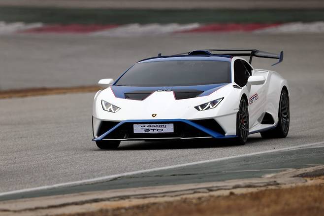 람보르기니 스포츠카 우라칸 STO