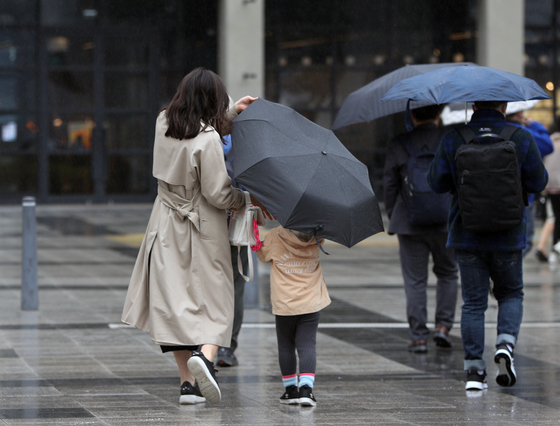 봄을 재촉하는 비가 내린 지난 3월 30일 오후 서울 용산역 광장에서 어머니와 아들이 비를 피하고 있다. /사진=뉴스1