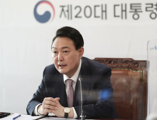 TVN You Quiz on the Block (hereinafter referred to as You Quiz on the Block) is drawing hot topics regarding the appearance of President-elect Yoon Seok-ryul.Kim Min-seok PD of You Quiz on the Block, which is currently under discussion, made it clear in an earlier interview that the program is a talk show.As a result, Yoons appearance in You Quiz on the Block seems to have no problem.Kim Min-seok PD of You Quiz on the Block in August last year said in a telephone interview with I am going to go with the direction that viewers like now.The program may change in time and time, and it may change in a week. I recently brought Olympic athletes, and at the same time, they talk for one minute.I will direct it with all the things that viewers like and miss. You Quiz on the Block started as a talk show that meets citizens in the first place.However, when I met a disaster called Corona 19, I had no choice but to give up the way to go around the streets or meet an unspecified number of people.In the end, You Quiz on the Block has changed to a program that invites guests every week to stay alive.Non-entertainment guests who correspond to the subject appeared, and actors who did not appear in the usual entertainment appeared.With the downfall of Corona City and talk show programs, You Quiz on the Block has emerged as a talk show led by Koreas best MC Yoo Jae-Suk.The story of the famous Celeb story as well as the story of the professional self and the touching story of the owner of the Huam-dong stationery closing the door were the charm of You Quiz on the Block.As you Quiz on the Block, which has consistently received stories of many people, there is no reason why you can not deal with the story of the election of Yoon Seok-ryul in You Quiz on the Block.Kim Ye-ji, a current politician, also appeared in the power of the people and former member of the committee.It seems that it is difficult to put a position on this issue in the TVN position as it did not change the nature of the program for the appearance of President-elect Yoon Seok-ryul.The story of President-elect Yoon Seok-ryul can be seen on You Quiz on the Block which will air on the 20th.