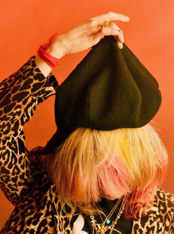 G-Dragon posted several photos on his Instagram account on Friday.G-Dragons unique fashion items attract attention.BIGBANGs new song Bom Yeoreum Gaeul Kyeoul music video, as well as costumes that appeared in the costume, added to the uniqueness of a pearl hat.The rainbow hair style culminates in glamour.BIGBANG has won the domestic and overseas charts with Bom Yeoreum Gaeul Kyeoul (Still Life) released in about four years after Flower Road.On the 15th (2022.04.03-2022.04.09) Gaon chart released today (14th), Bom Yeoreum Gaeul Kyeoul (Still Life) ranked first in digital, download, streaming, BGM, ringtone and call connection sound charts and won six gold medals.Bom Yeoreum Gaeul Kyeoul (Still Life) is a song about the cycle of the season and the reminiscences about youth in the band sound.