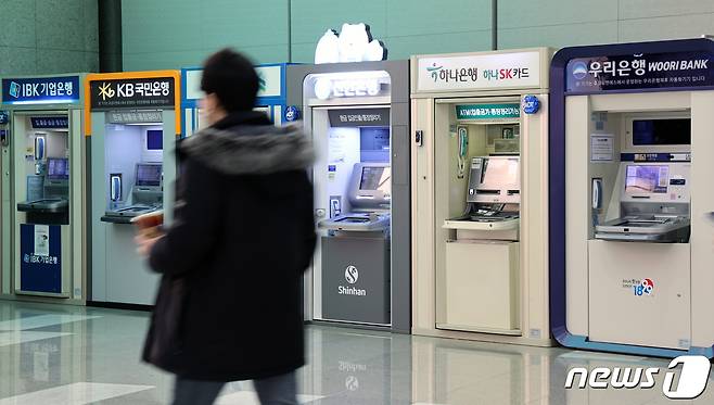 사진은 29일 오전 서울 시내의 시중은행 ATM기기의 모습. 2021.11.29/뉴스1 © News1 이재명 기자