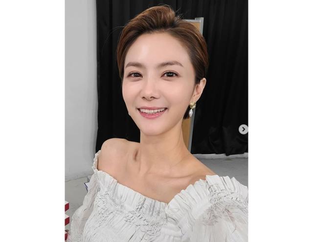 Actor Yoo Ha-Na, wife of Baseball player Lee Yong-gyu, directly refuted malicious rumors and suggested a strong response.At first I tried to stay still, but I was still, so I was admitting that I had to talk to my family and say that it was not once.Husband also understood (to reveal my position) when I saw my difficulties, explained why he posted a rebuttal to SNS. (Entertainers) are a job that rumors follow, but I am a mother who does not broadcast and raises children now. It is difficult to get caught up in such rumors, he added. If I have ever been, I would say it is old days, but it was unfair because it was too much.Yoo Ha-Na said to his SNS at dawn on the day, I did not stay still because it was true, but I was still thinking that it would be fun to respond to the story that I did not even say.I do not know those who are more famous than me, so I want to stay still. I was less famous because I did not want to overdo it. He said he could not watch his family worry and care, and expressed Furious to rumors that there was a $ponsor before marriage.Yoo Ha-Na emphasized, I was a child who used Moy Yat to play with friends, was busy shooting Drama while auditioning, and then marriaged at the age of 26 and was not famous, but thanks to Husband, I am still a mother of two children whose name is up and down and a housewife who lives Moy Yat at her best.I have never had a ponsor or anything like a ponsor that makes me wrap my luxury goods, let me ride The Red Car, and put a Drama in my mouth.Even if I had a real diarrhea, it has been 10 years since I marriage, and I am a mother with a child. What makes it so funny? In addition, he said, Why is it (the other) 70s old man?I do not remember meeting my grandfather outside, he said. I am trying to cope with the fact that all the family members are talking about it. Meanwhile, Yoo Ha-Na marriages with Baseball player Lee Yong-gyu in 2011, and has two sons.