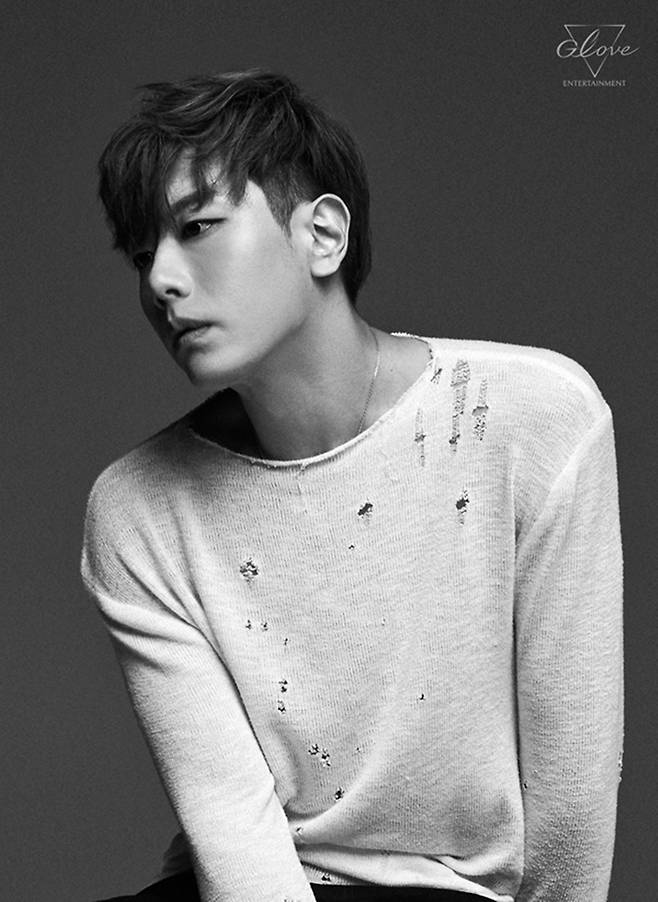 Singer Park Hyo Shin is in a legal dispute with his agency Glove Entertainment.According to the 15th coverage, Park Hyo Shin has been in conflict with his agency since last year due to the sound source income and the settlement of the down payment.Park Hyo Shin moved to Glove Entertainment, a new agency, after his exclusive contract with Jellyfish Entertainment expired in 2016.Since then, he has been active in the musical Laughing Man and Phantom by presenting I Am a Dreamer, Winter Sound, drama Mr. Sunshine OST That Day with Jung Jae Il.But Park Hyo Shins activities have been underperforming since 2019.Two singles, Goodbye and Lovers, were released, and fan meeting Park Hyo Shin STPD 2019 Rubbers: Behind the Sins, solo concert Park Hyo Shin Live 2019 Rubbers: Ware Is Your Love?After that, there was almost no activity.Since then, Park Hyo Shin has been in conflict with his agency due to financial problems such as sound source revenue and unpaid down payment.In particular, Park Hyo Shin complained that he did not receive the exclusive contract promised at the time of the exclusive contract in 2016, and that he did not receive the fan meeting, concert settlement, and music revenue from 2019.Last year, Park Hyo Shin asked his agency to terminate the exclusive contract, but the two sides suffered a great deal of conflict without accepting it.Since then, the two sides have been reported to continue the court battle over the termination of the exclusive contract.Park Hyo Shin recently wrote directly to the fan club Soul Tree and first informed his fans about his situation.Park Hyo Shin said, I could not even imagine that I would not be able to do anything since the Rubbers performance in 2019. The settlement money that had been delayed a little since then could not be added to the concert settlement, and over the past three years, I did. I tried hard to solve the situation as smoothly as possible, but I only repeated the waiting time and lengthened it.Unlike my heart and expectations, the situation did not improve, and I decided that I could not be with my agency anymore. Still, the two sides remain in conflict without finding contacts, with Park Hyo Shin saying, We are in the process of finding and solving the best way. There are still problems to be solved.I am sorry to have waited so long, and I am sorry that I am a comforting person, but I am so sorry and sorry. I pray that I will be with you with a smile soon. 