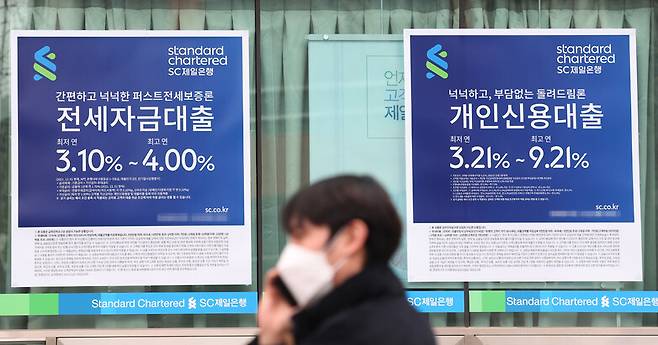 금리 상승기에 타격을 입을 가계가 적지 않은 가운데 국내 시중은행들이 최근 다시 가계대출 늘리기 경쟁을 벌이고 있다. 연합뉴스