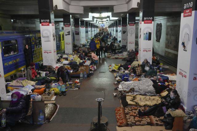 우크라이나 카르키우 시민들이 지난달 24일 러시아군 공습을 피해 지하철 역사 안에 빽빽하게 들어차 있다. AP뉴시스