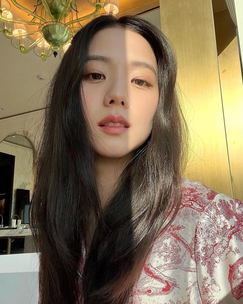 BLACKPINK JiSoo has revealed its daily routine.Group BLACKPINK member JiSoo posted photos on his instagram on the afternoon of the 16th.In the photo, JiSoo is wearing a colorful costume and leaving a selfie.Above all, JiSoo showed off his neat visuals with a small face and a look-alike.On the other hand, JiSoo has challenged his first acting with JTBC drama Snowdrop: Snowdrop.