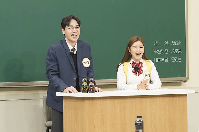 Singer Lee Seok Hoon unveils episode with longtime fanJTBC Knowing Bros, which is broadcasted on April 16, features two people who have made a mark on the vocal system, Lee Seok Hoon and Song Gain as transfer students.The two people who will show the unexpected chemistry will show the contest with acting ability as brilliant as singing ability.On the day of the broadcast, Lee Seok Hoon revealed an episode of a long-time fans wedding, singing the celebration directly.However, I do not know why the grooms expression is not so good, he laughed at the unexpected ending.Song Gain also said, There is a Korean traditional song called a celebration song. The two of them applauded their brothers for singing ballads and celebrations of the Korean traditional music genre.In addition, Song Gain is the back door that made everyone laugh after telling the joke that Jang Hoon is two and three times and I call the celebration.