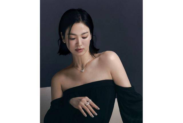 송혜교가 단발 스타일링을 소화하면서 팬들의 마음을 설레게 했다. 송혜교 SNS